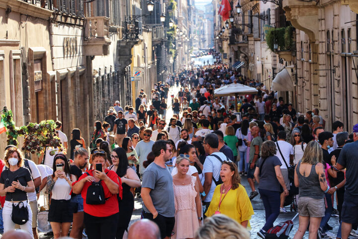Italien sieht sich mit Rückschlägen bei der Bankensteuer konfrontiert, während die Bemühungen um eine Überarbeitung weitergehen